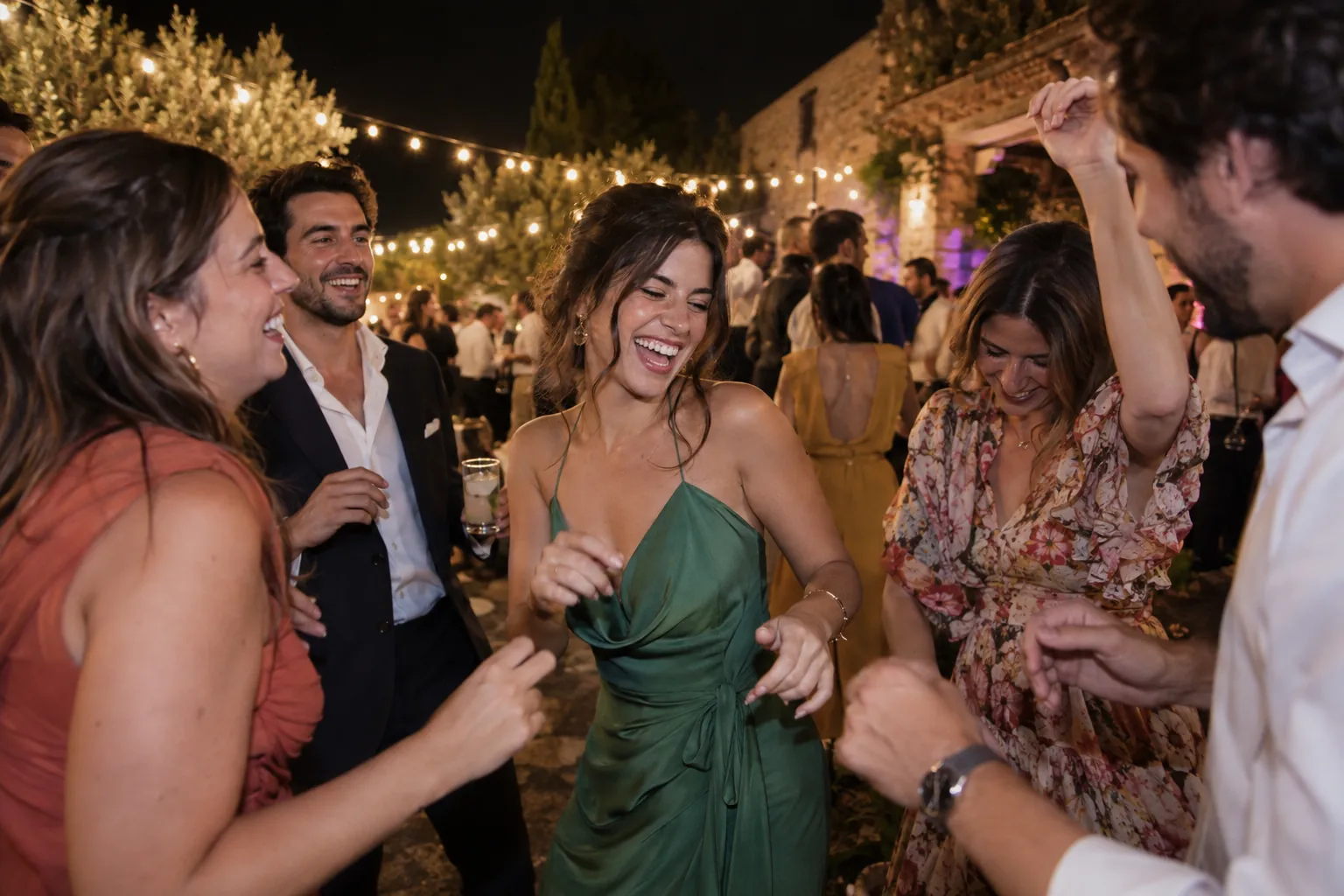 Un grupo de amigos ríe y baila por la noche