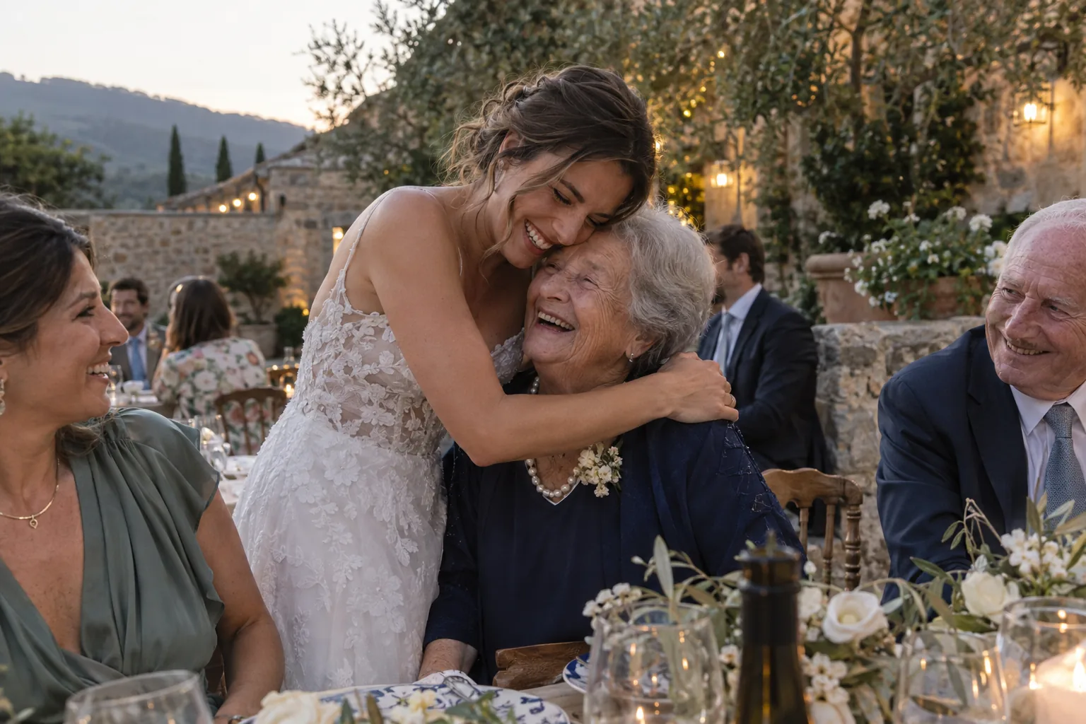 La novia abraza a su abuela durante la celebración